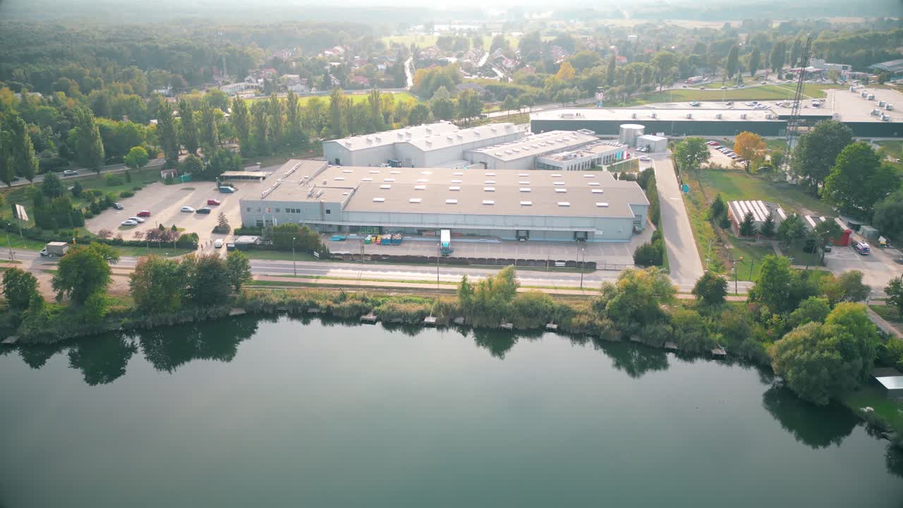 Vista aerea con drone di un centro di distribuzione