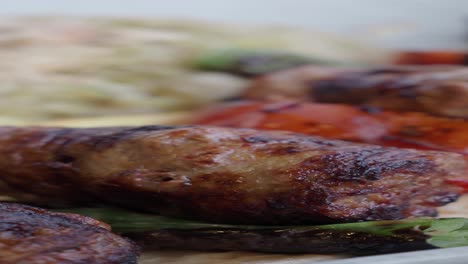 cerrado de albóndigas a la parrilla con tomate