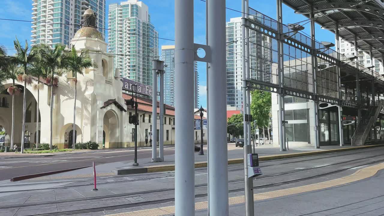 샌디에이고의 시내 역사적인 랜드마크 산타페 역은 현대적이고 도시적인 마천루로 둘러싸여 있습니다.