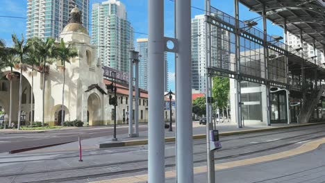 el punto de referencia histórico del centro de la estación de santa fe rodeado de modernos rascacielos urbanos en san diego