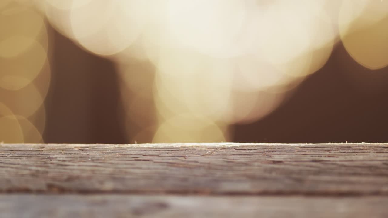 복사 공간 과 목재 표면 을 가진 빛 의 노란색 보케 스 ⁇  이  ⁇ 박거리는 비디오