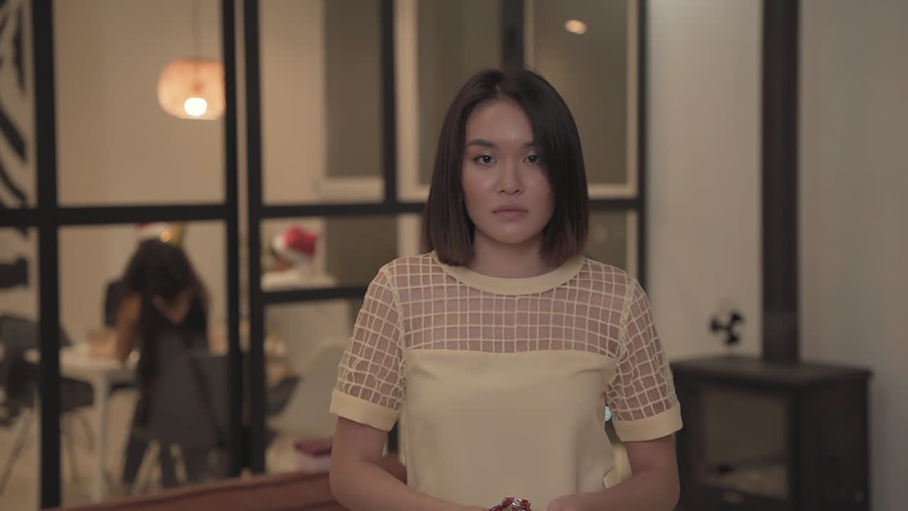 새해 전야 파티에서 색종이 조각을 던지는 피곤하고, 실망하고, 지루한 소녀