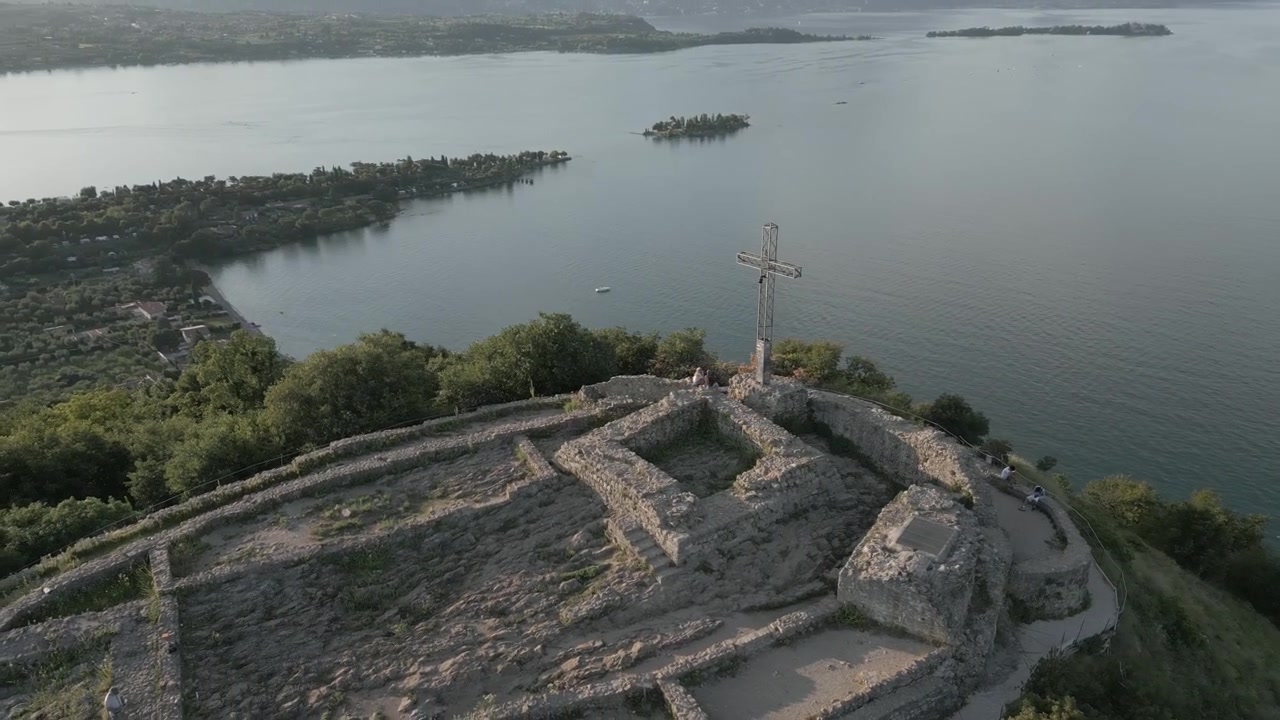La Rocca di Manerba del Garda che domina il Lago di Garda, ripresa cinematografica con drone