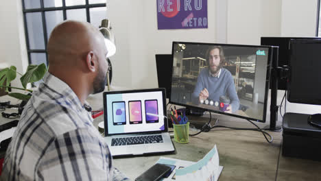 Hombre-De-Negocios-Afroamericano-En-Videollamada-Con-Un-Colega-Caucásico-En-La-Pantalla