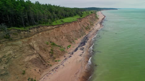 un vuelo alto a lo largo de la costa de jurkalne en el mar báltico en letonia