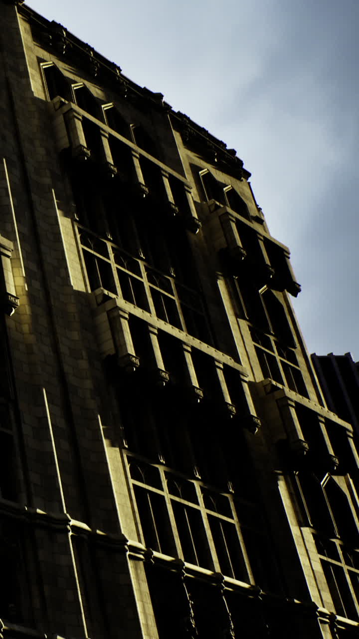 Vista della facciata di un edificio contro un cielo azzurro con nuvole in città di giorno