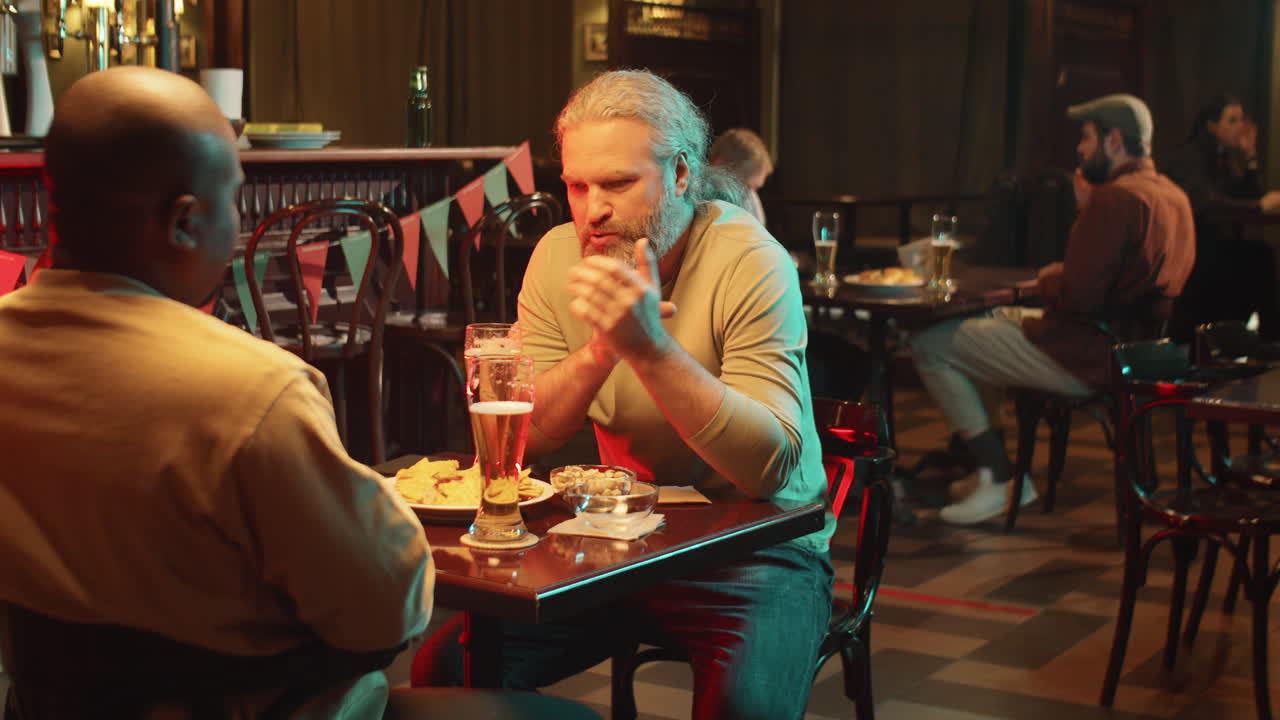 남자 친구 들 이 대화 를 하고 있다