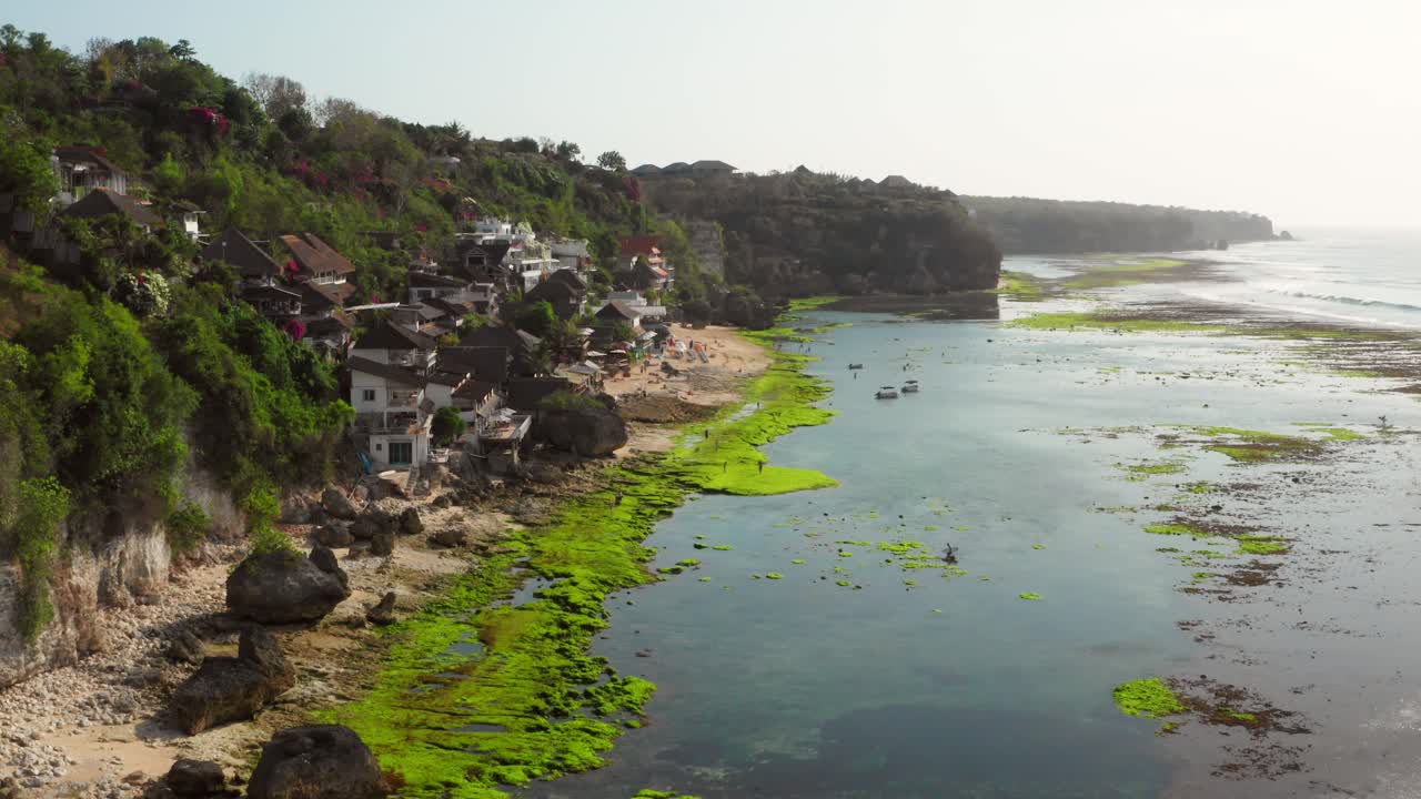 la ciudad de bingin en los acantilados de uluwatu durante la marea baja