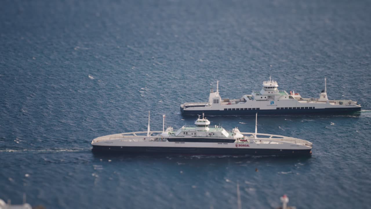 두 개의 페리가 몰데 항구 근처를 통과합니다.