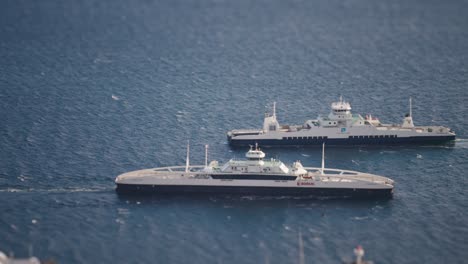 Zwei-Fähren-Fahren-In-Der-Nähe-Des-Hafens-Von-Molde-Vorbei