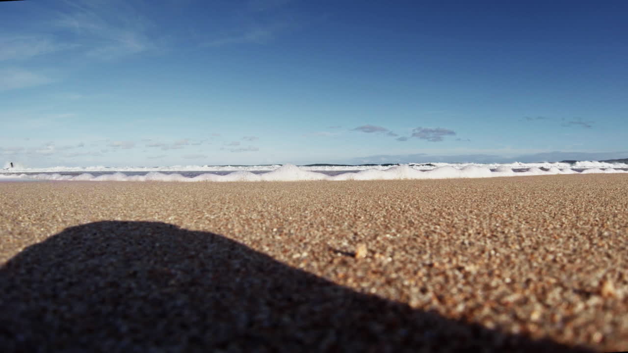 la marea sube y envuelve la cámara