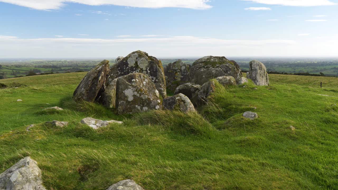 Megalitiske sten i Loughcrew, Oldcastle, County Meath, Irland – dronebillede