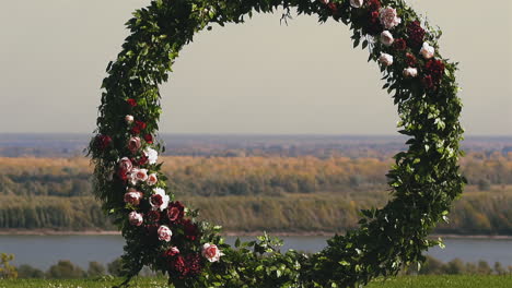 Lugar-De-Celebración-De-Bodas-Con-Ciclo-Decorado-Con-Hojas-Y-Flores