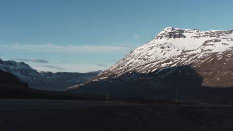 從左向右的轉動顯示雪覆蓋的山脈和靠近seydisfjordur-1的冰島公路