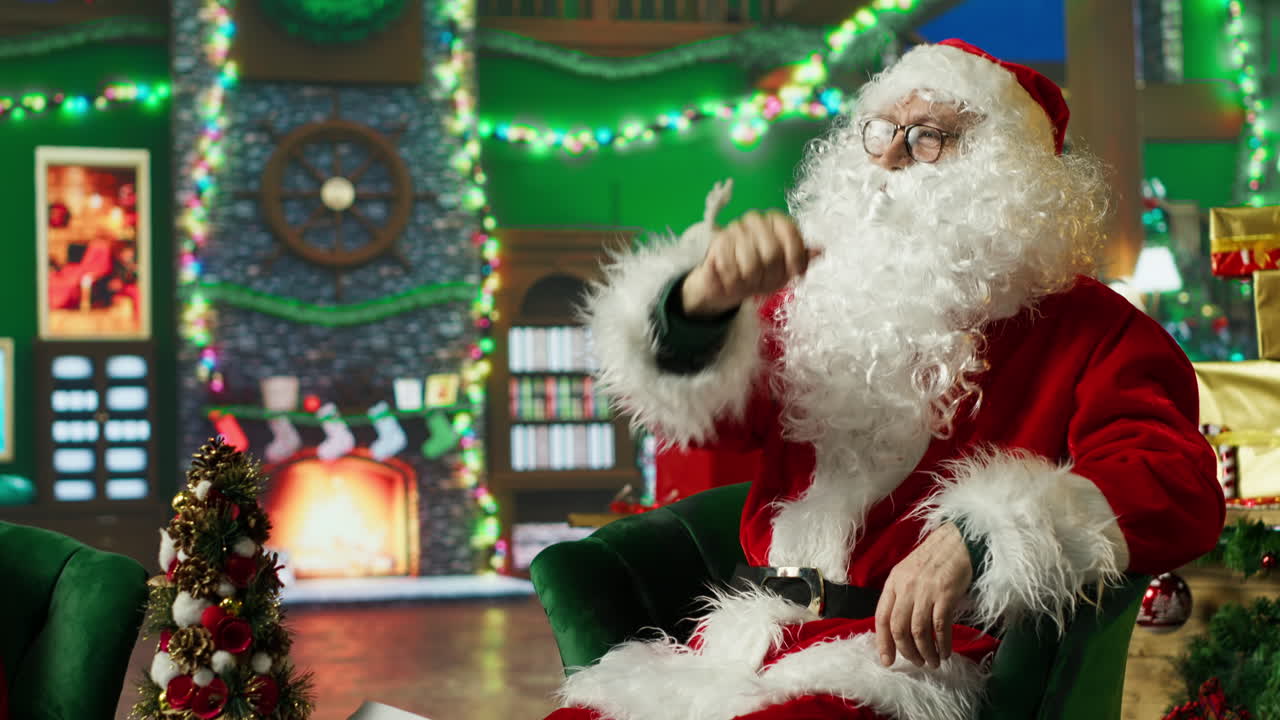 산타클로스가 축제적 인 크리스마스 장면에 앉아 있습니다.