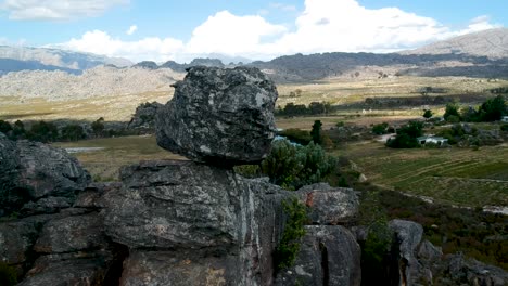 interesante formación rocosa en las montañas