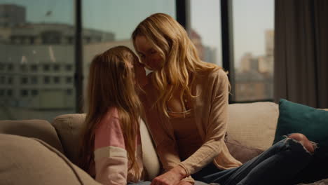 madre e hija divirtiéndose