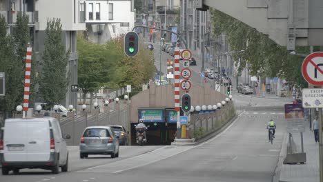 belebte kreuzung im zentrum von brüssel