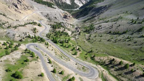 scenic mountain pass road col izoard montaña en los alpes franceses, francia - 4k aéreo