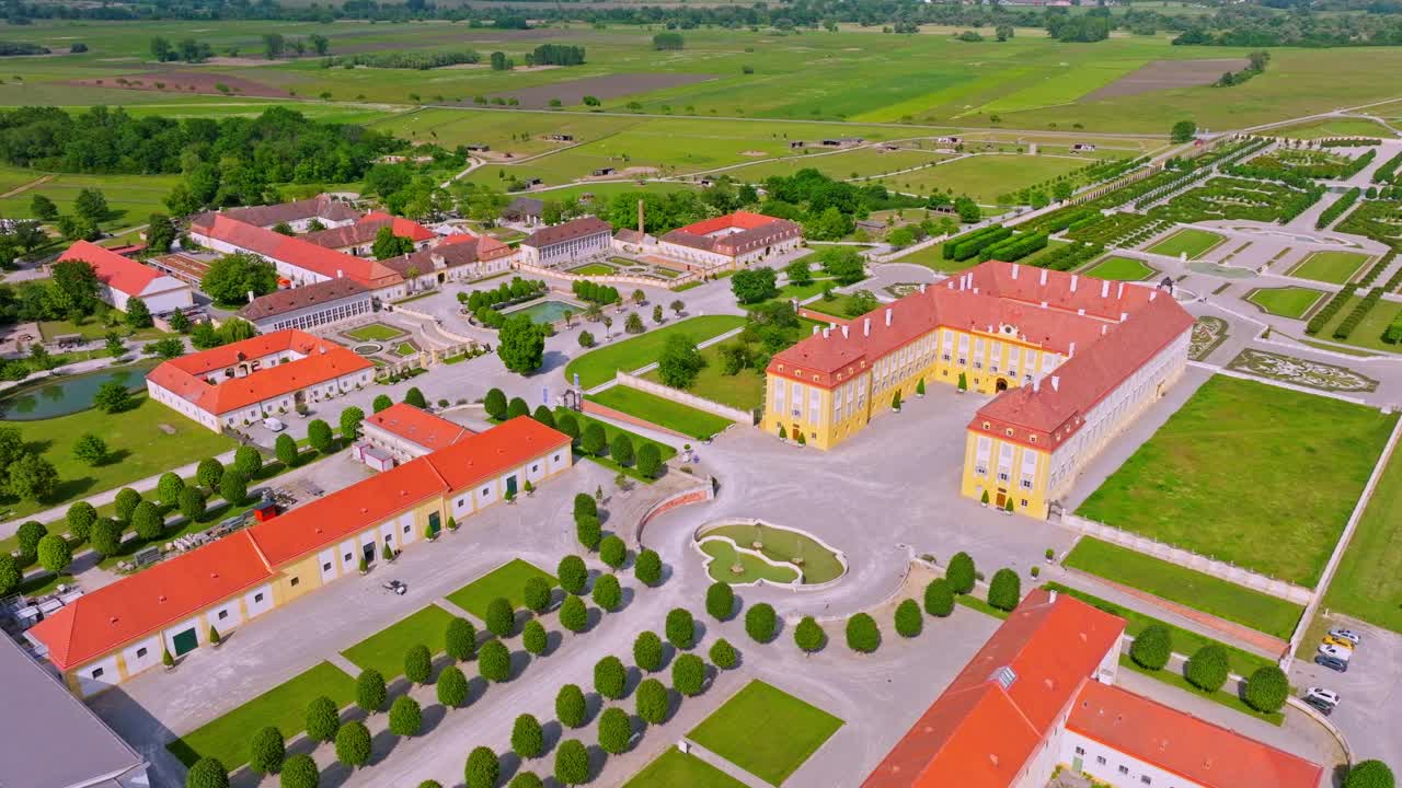 오스트리아 마르크펠트 에 있는 바로크 양식 의 정원 과 함께 있는  ⁇ 로스 호프 궁전 의 공중 전망