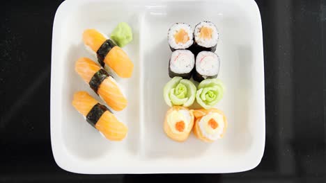 sushi servido en un plato