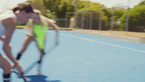 Jóvenes-Jugadores-De-Hockey-Corriendo-En-Ataque