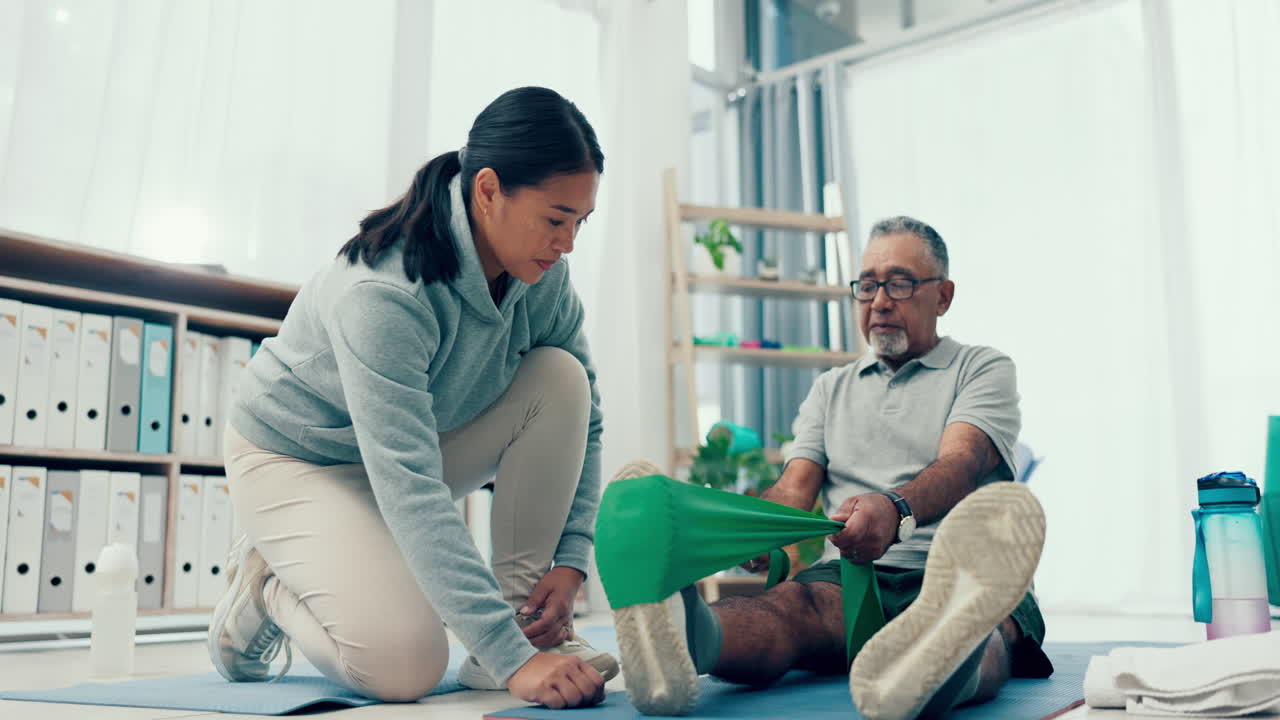 fisioterapeuta, banda o anciano estirando las piernas