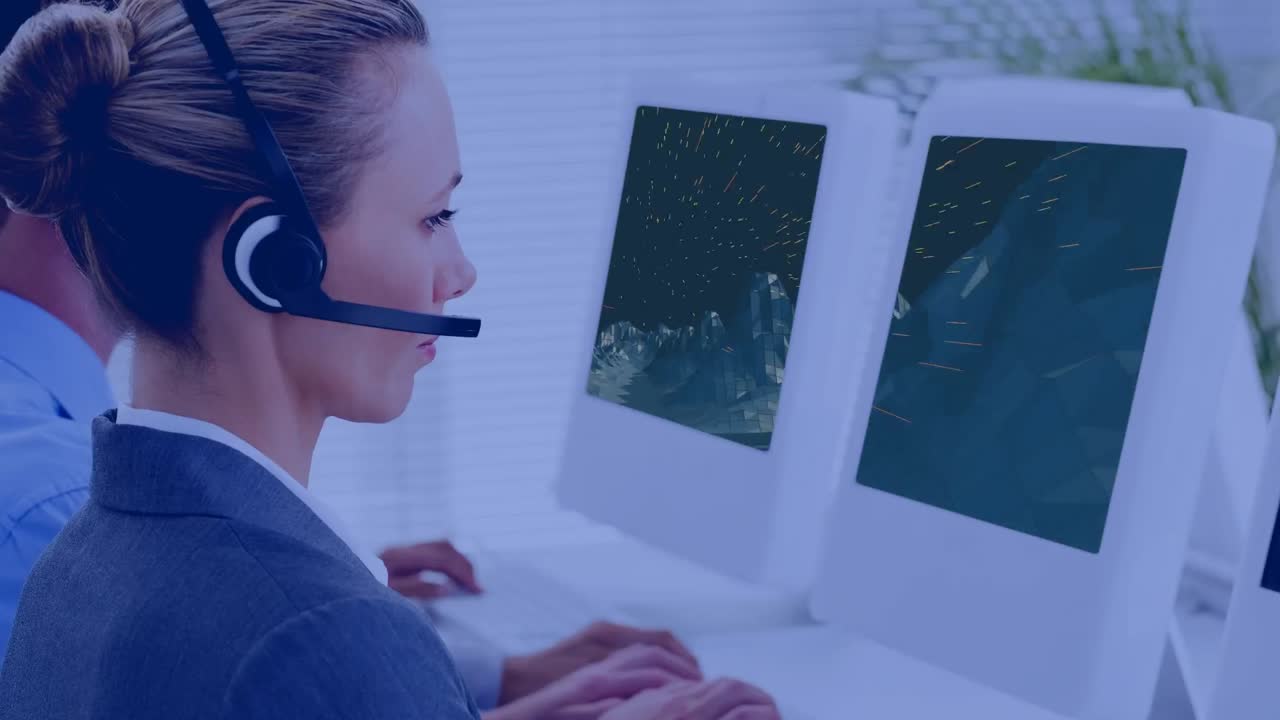 animación de protectores de pantalla con metaverso en computadoras y consultora caucásica