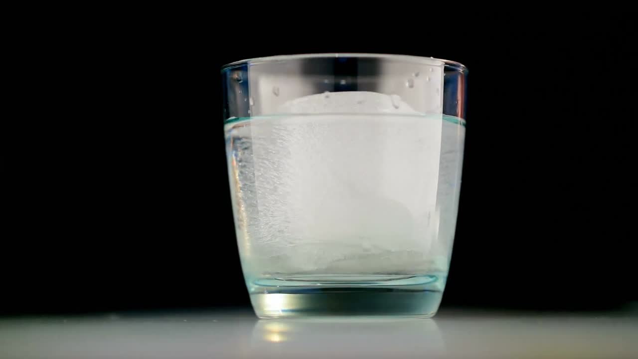 Bicchiere con ghiaccio e acqua 4k