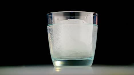 glass with ice and water 4k