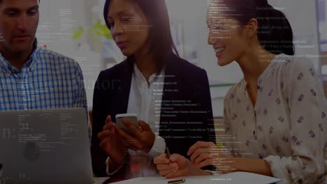 programación de animación de código sobre personas de negocios que colaboran con portátiles y teléfonos inteligentes