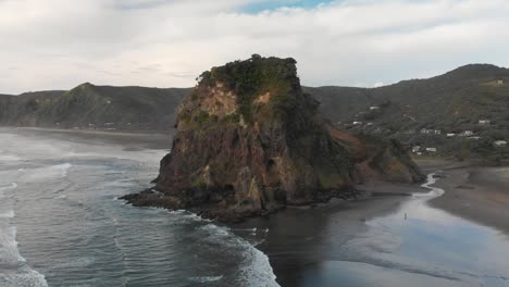 Fliegen-Vom-Lion-Rock-Am-Piha-Beach,-Neuseeland