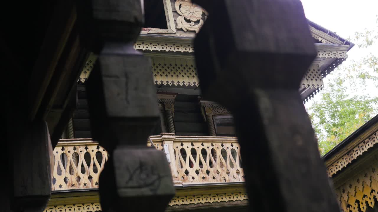 장식 된 목조 집 앞면