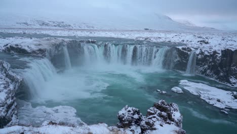 Panoramaaufnahme-Des-Spektakulären-Godafoss-Wasserfalls-In-Der-Winterlandschaft-Islands