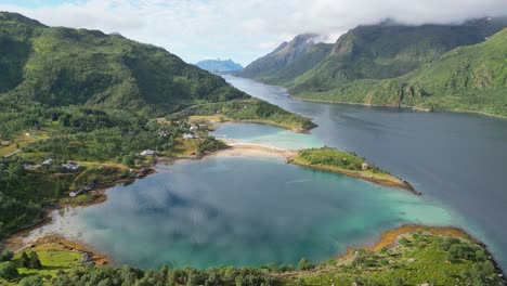 lofoten eilanden natuur, fjord en lagune in de zomer in tengelfjord, noorwegen - lucht 4k cirkelen