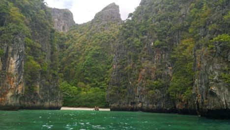 isla del paraíso con playa privada en la isla de koh phi phi lee con acantilados de piedra caliza circundantes con árboles verdes