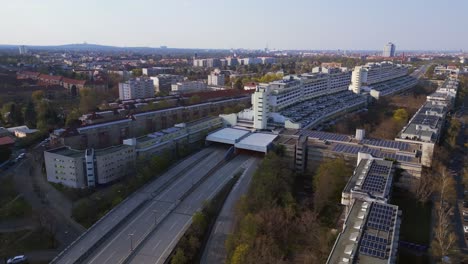 Wundervolle-Luftaufnahme-Eines-Autobahnhauses-Im-Berliner-Stadtbezirk-Steglitz,-Deutschland,-Frühling-2023