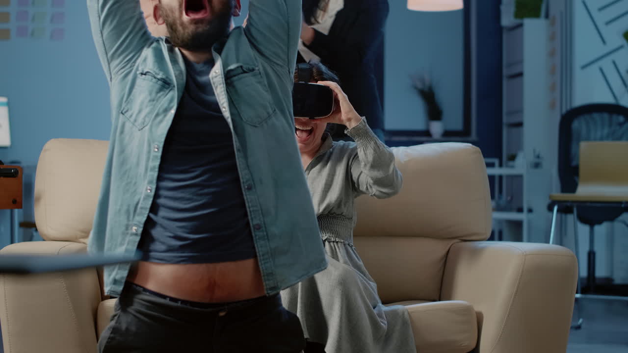 blogger mujer grabando video para su blog en su estudio en casa