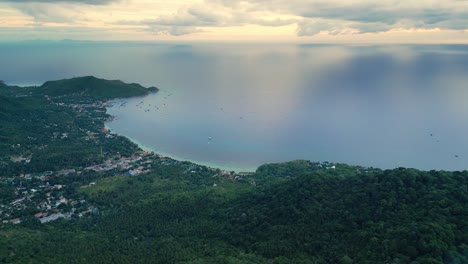 serenidad puesta de sol tailandesa montañas exuberantes de koh tao y mares de zafiro tiro aéreo de drone