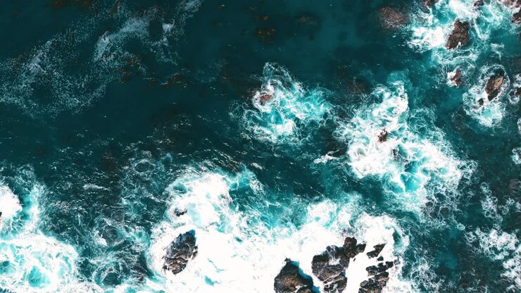 Scogliera rocciosa sulla costa marittima al rallentatore in California.