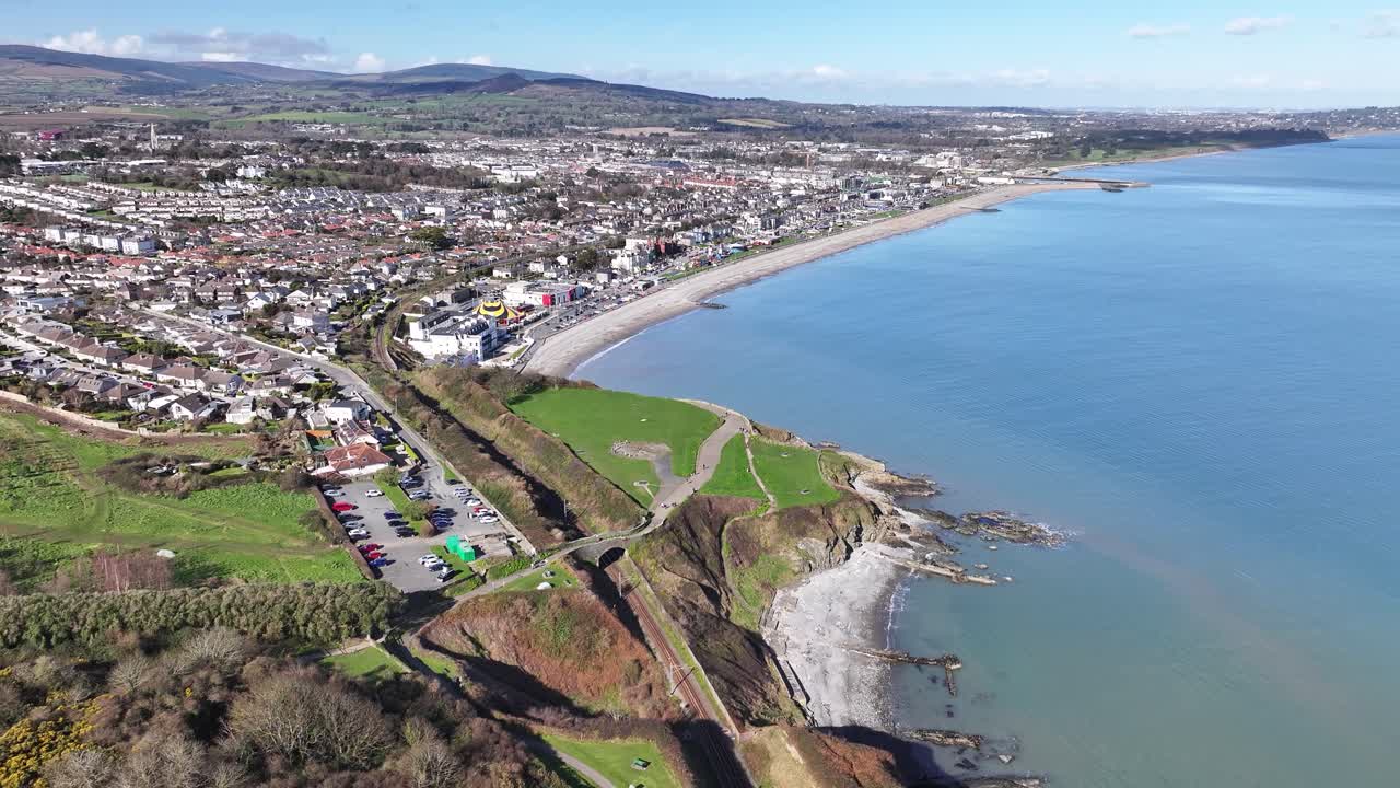 Cidade pitoresca de Bray na Costa Irlandesa, drone recuando, dia ensolarado. Ponto turístico popular.