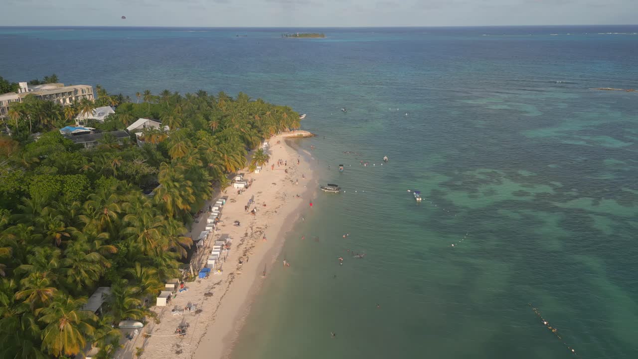 aerial de la playa del caribe al atardecer