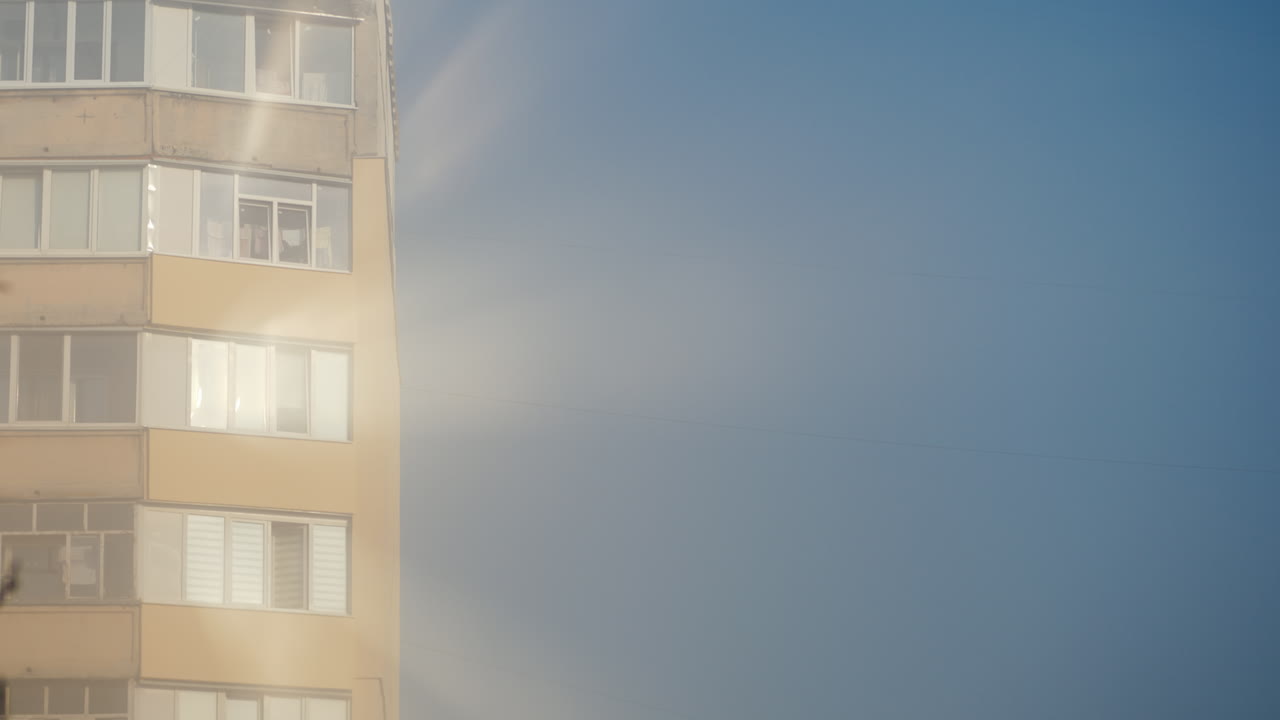 고층 빌딩의 창문에 태양이 반사된다