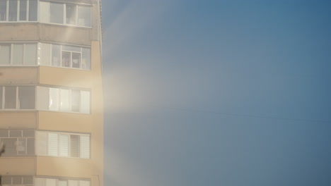 Die-Sonne-Spiegelt-Sich-In-Den-Fenstern-Eines-Hochhauses