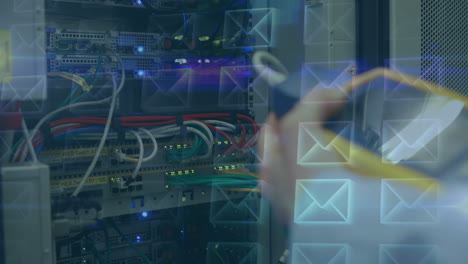 animación de sobres digitales sobre el servidor de computadora de control de hombre
