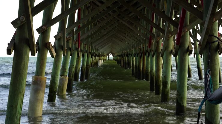 En hængekøje svajer i brisen under badebroen ved Folly Beach, South Carolina.