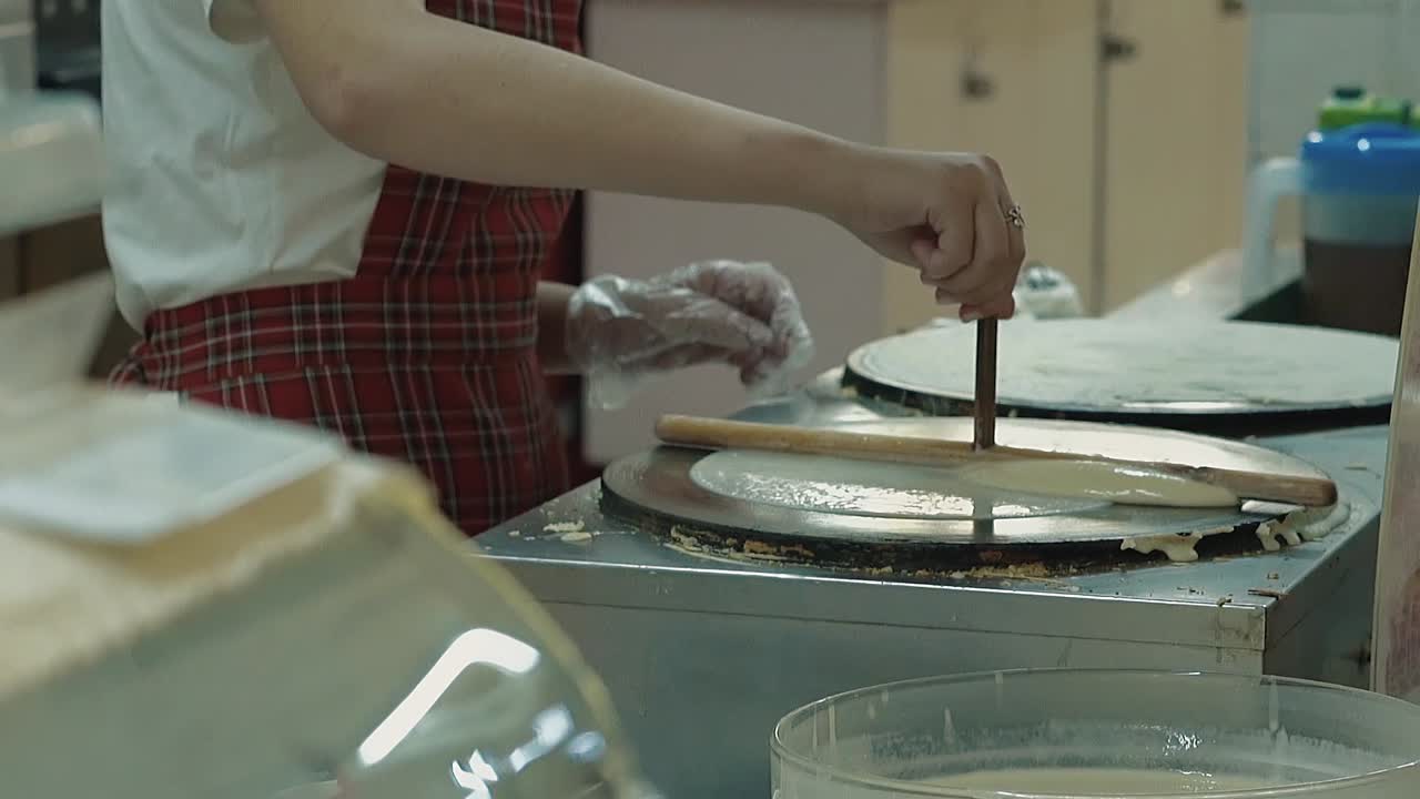 Production of pancakes in a pancake shop