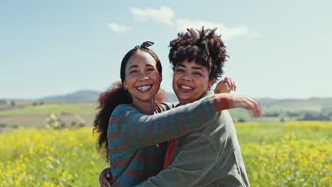 una pareja de lesbianas, felices y mujeres se abrazan en el campo.