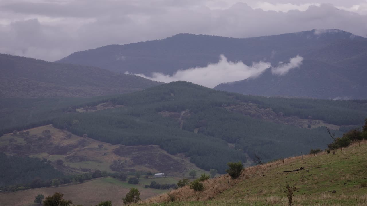 vistas regionales de nueva gales del sur cerca del mirador conmemorativo de la nube del sur en un día nublado