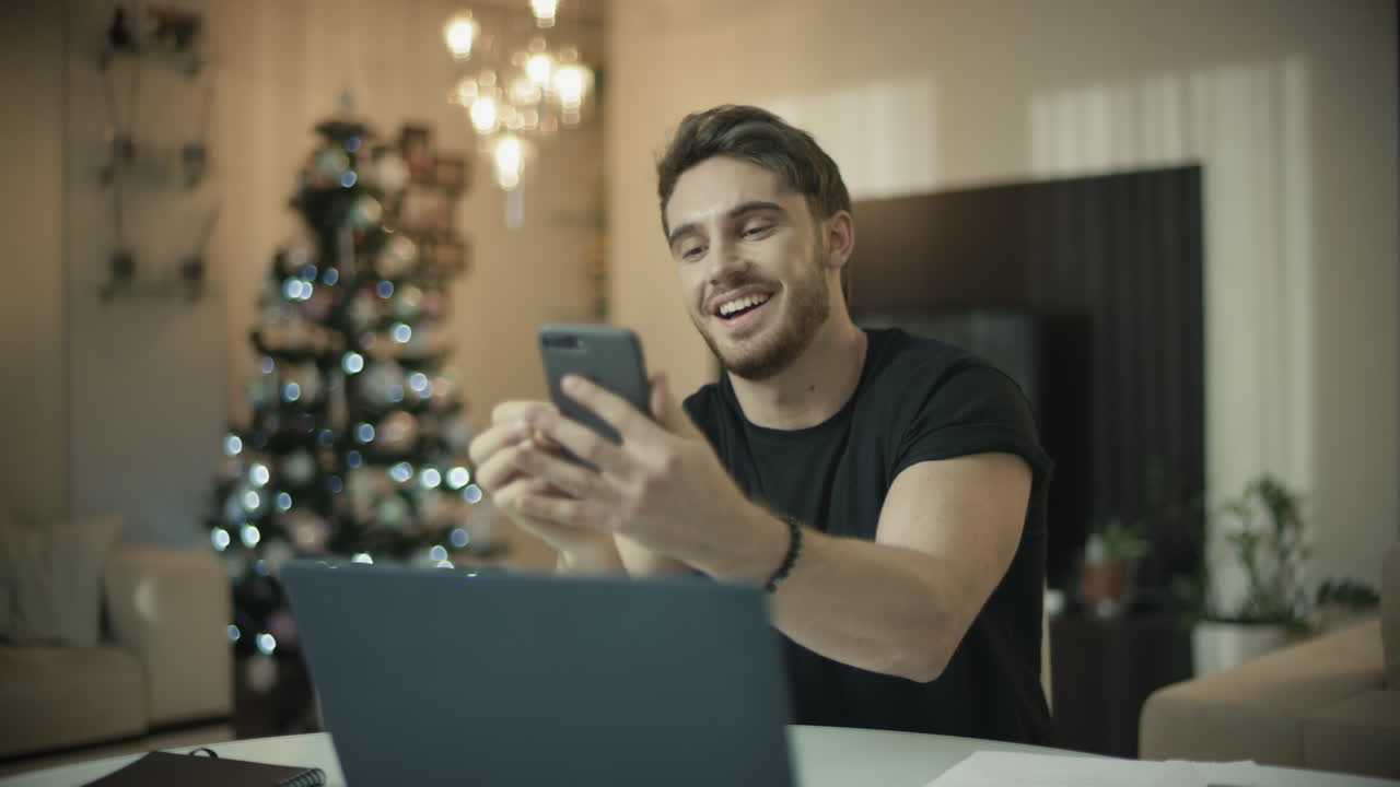 un tipo sonriente haciendo una videoconferencia en casa.
